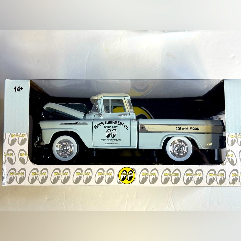 M2 Machines Moon Equipment Co. 1958 Chevrolet Apache Cameo 1:24